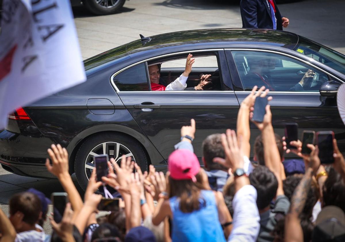 Papa León XIV llegando a la fachada de la Catedral de Barcelona, recibido por el cardenal Juan José Omela