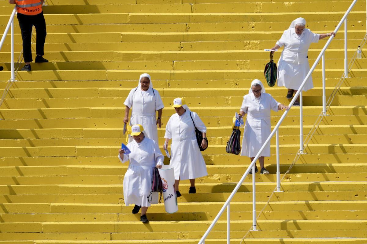 Multitud de fieles y autoridades reunidas en el Estadio Olímpico Lluís Companys durante la vigilia del Papa León XIV