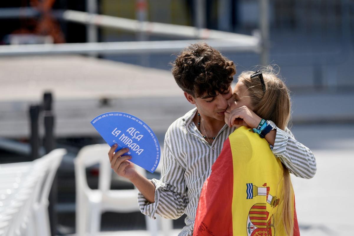 Papa León XIV frente a la multitud en el Estadio Olímpico Lluís Companys, Barcelona, 9 de junio de 2026