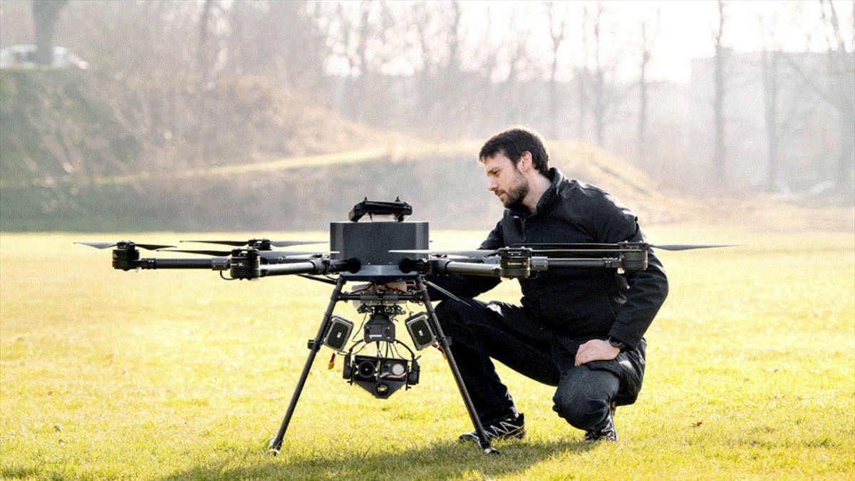 Dron autónomo entrega chalecos salvavidas a víctimas en alta mar