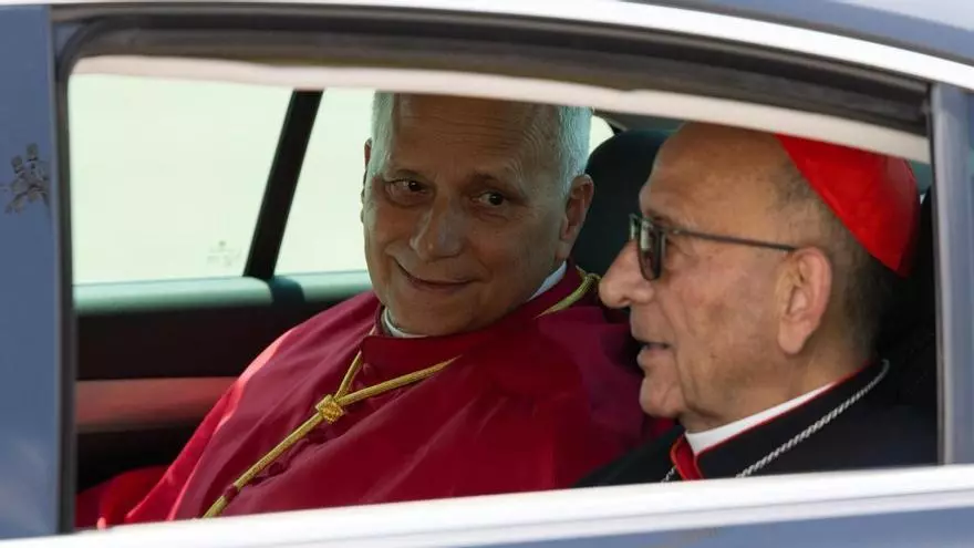Papa Francisco saludando a la multitud en el Estadi Olímpic