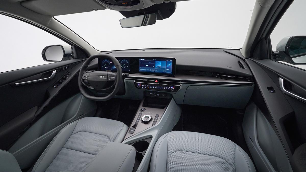 Kia Niro 2026 híbrido frente a la ciudad, mostrando su diseño renovado