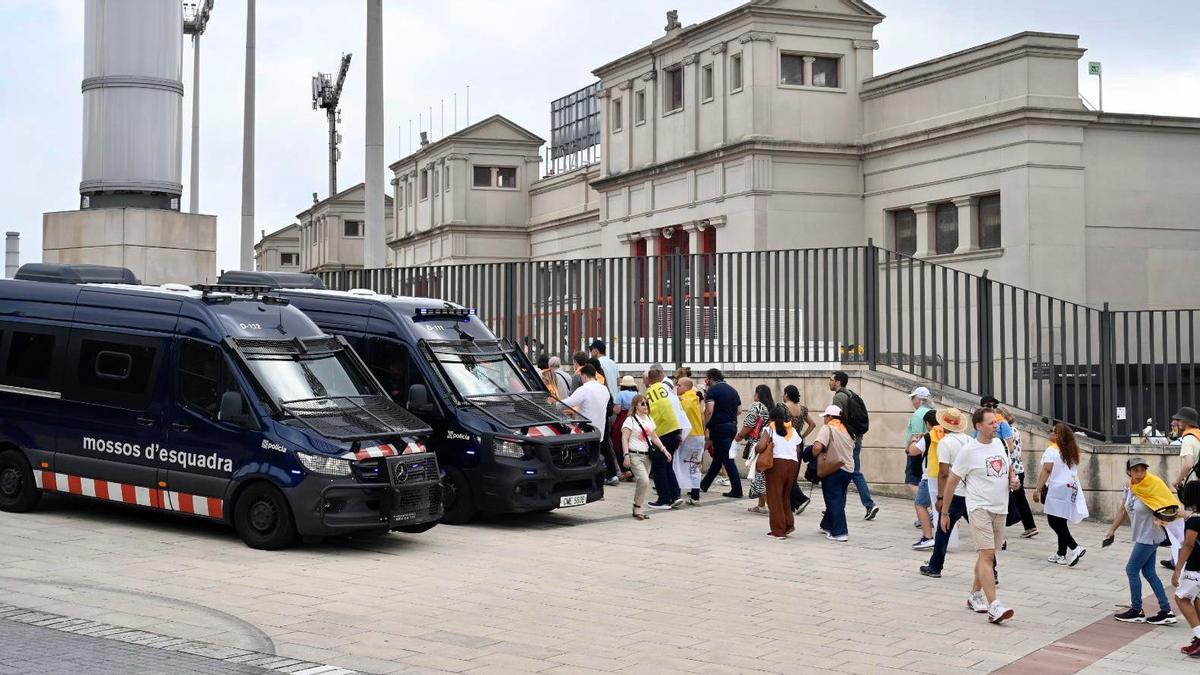 Furgoneta policial equipada con cámara y sistema de transmisión en tiempo real