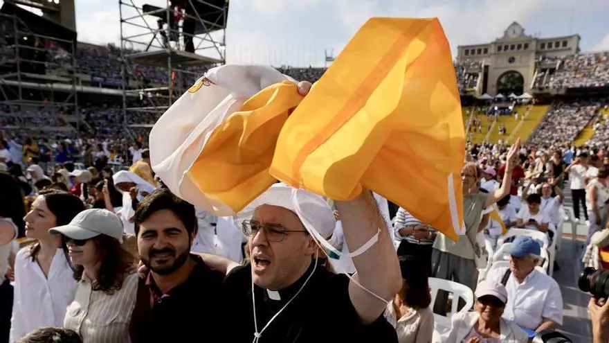 León XIV recorre el Estadio Olímpico con el papamóvil y la multitud lo aclama