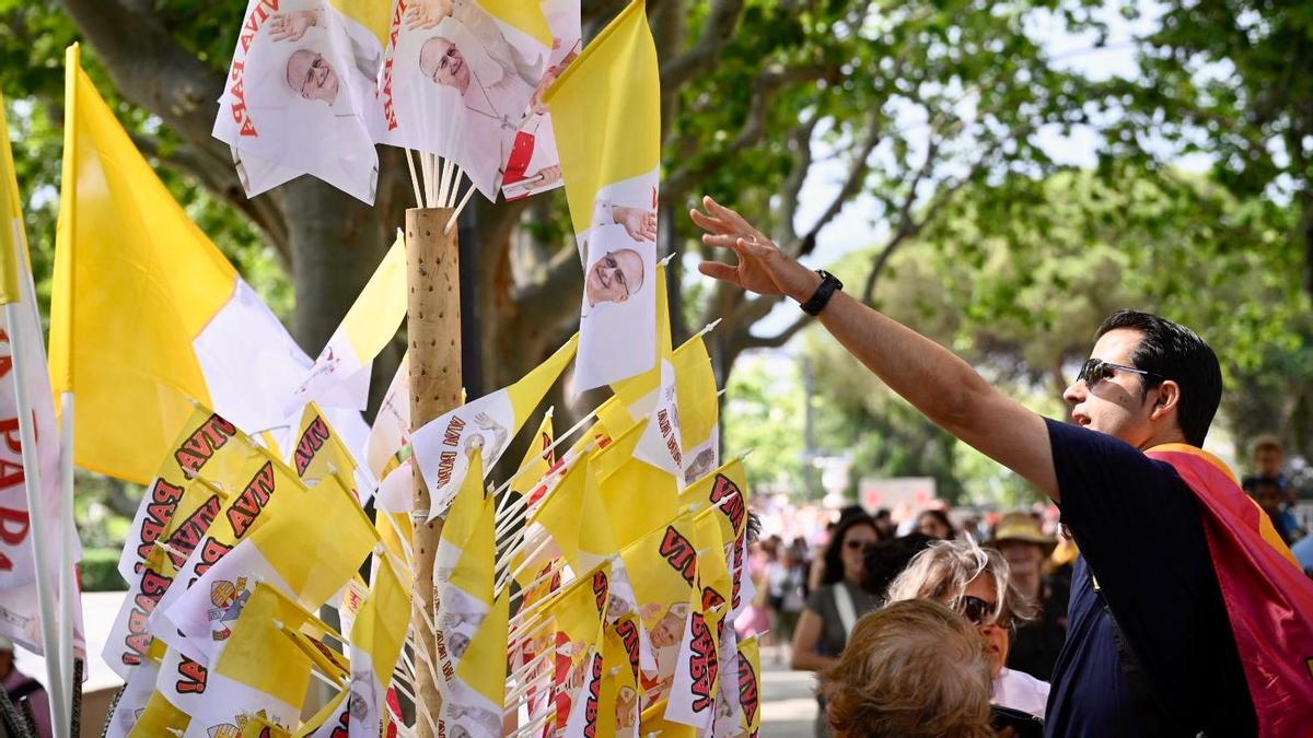 Multitud con banderines del Papa en el Estadi Olímpic de Montjuïc