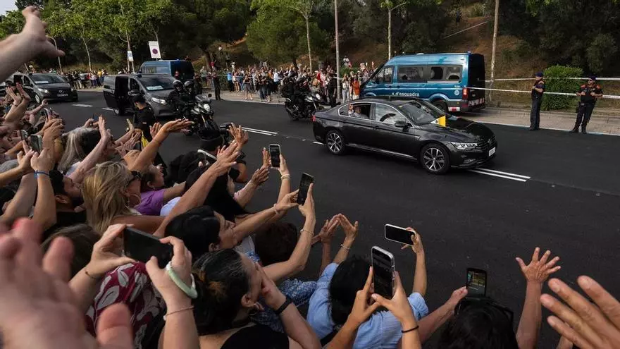 Papa León XIV hablando en catalán ante una multitud de jóvenes en la Plaça de la Sagrada Família, Barcelona