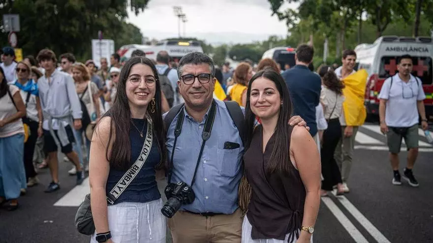 Papa Francisco hablando durante la vigilia de Montjuïc en Barcelona, con la multitud de asistentes al fondo