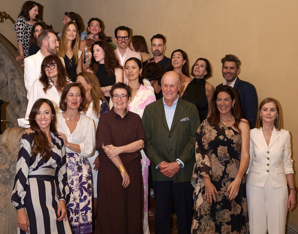 Vista del comedor ideado por Pia Capdevila y Martina Klein, con tonos cálidos y mobiliario contemporáneo