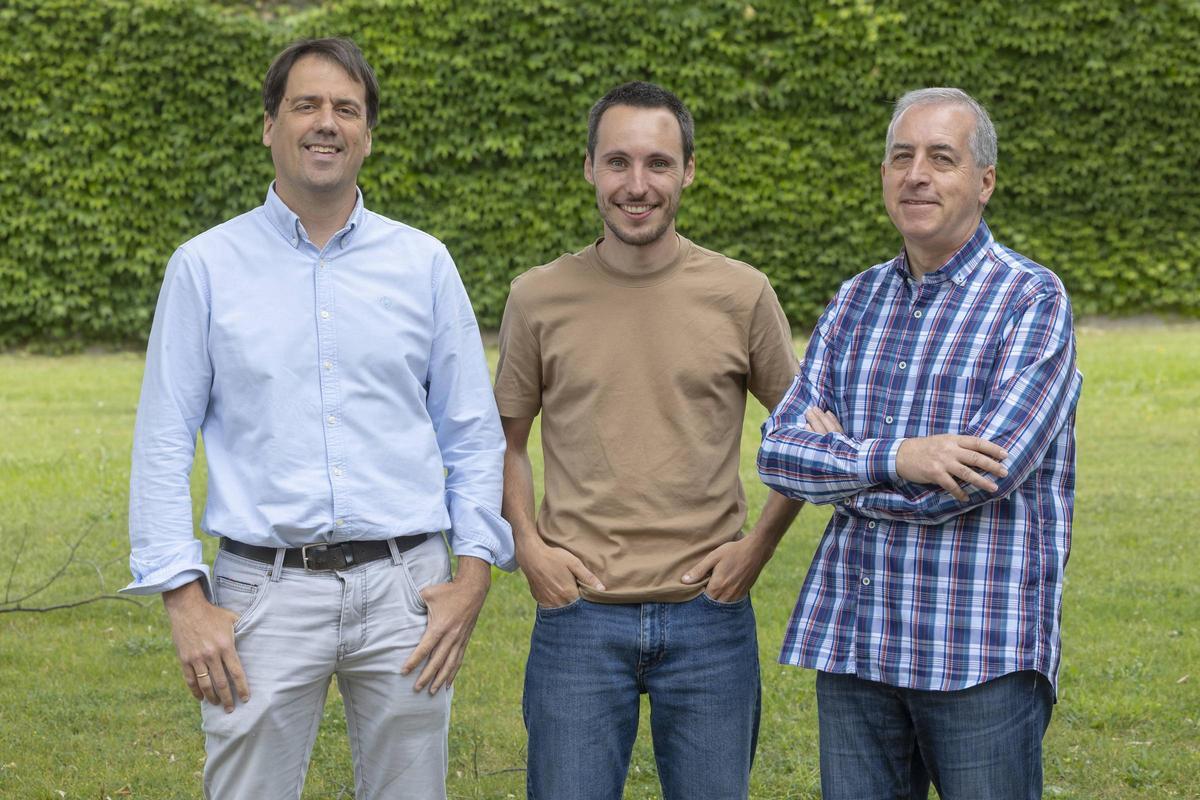 Fotografía de un grupo de peatones caminando en una calle, algunos desviándose ligeramente a la izquierda