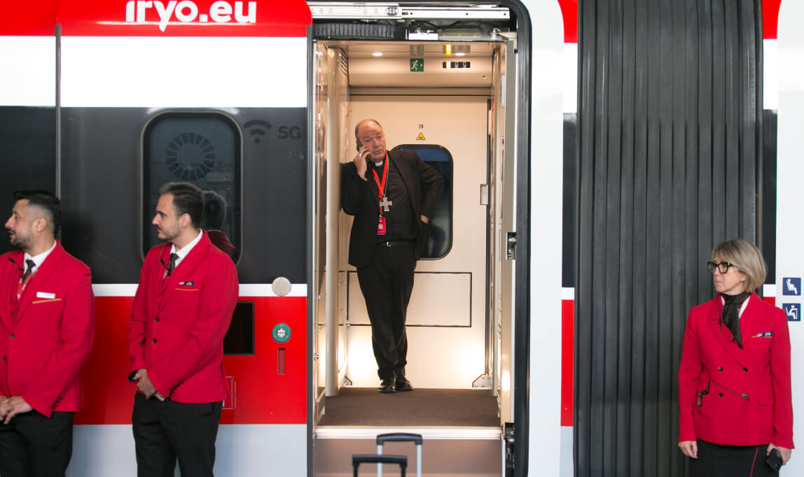 Tripulación de Iryo atendiendo a los pasajeros durante el viaje Madrid-Barcelona