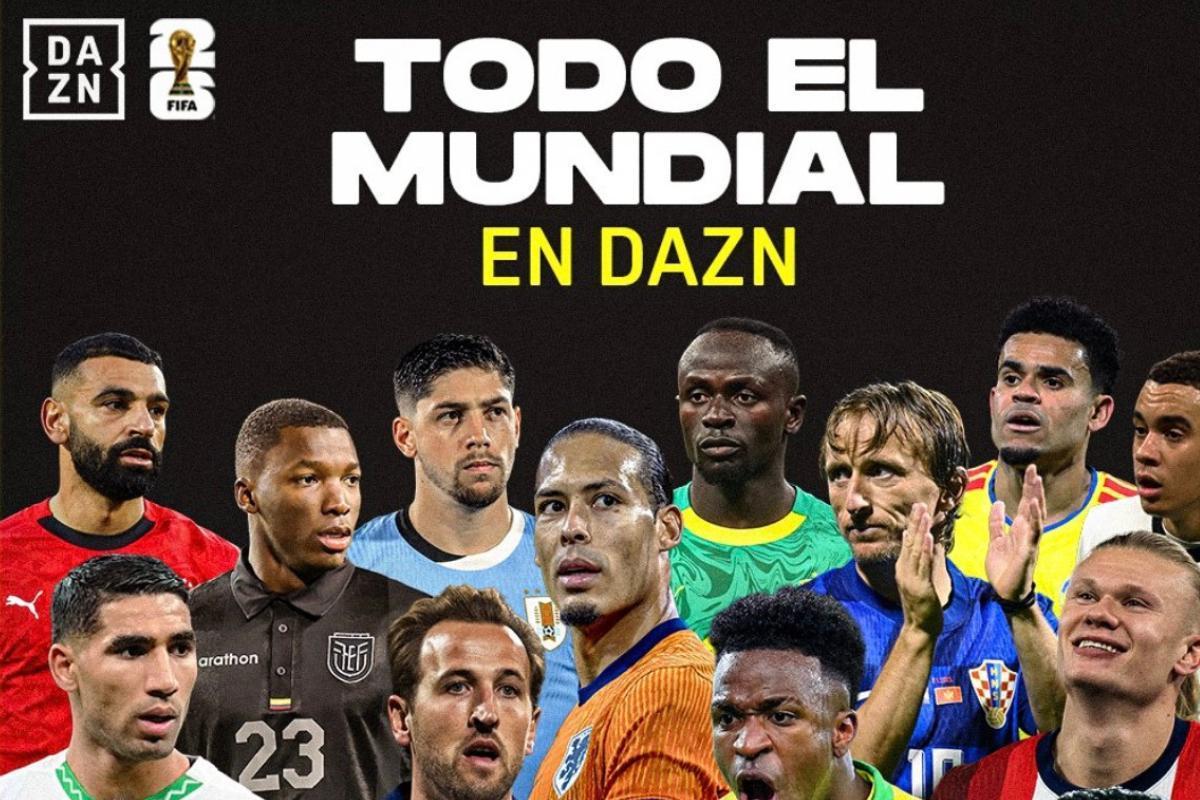 Aficionados animando frente a una pantalla con el partido inaugural del Mundial 2026