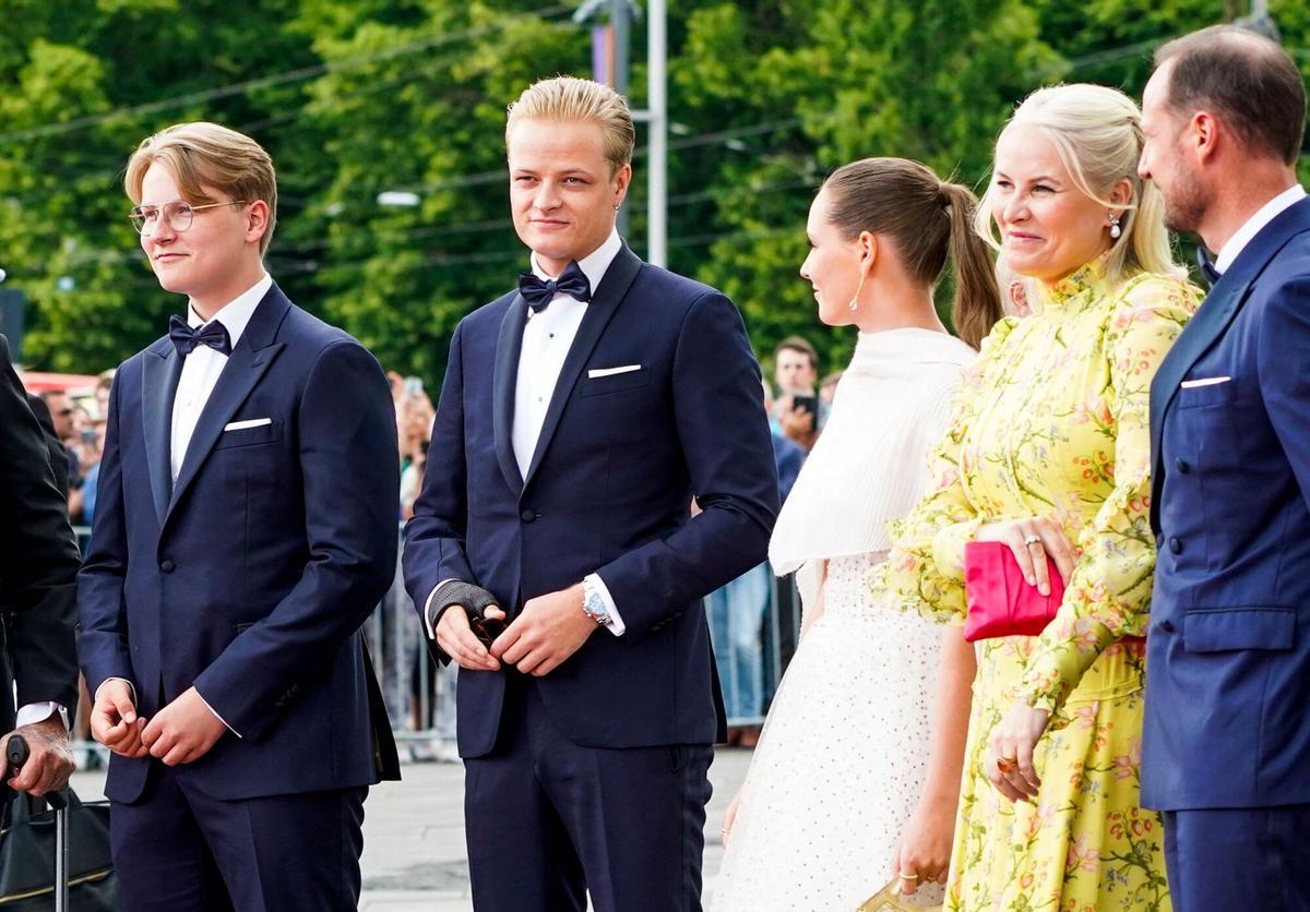 Marius Borg Høiby junto al príncipe Haakon y la princesa Mette‑Marit en una visita oficial
