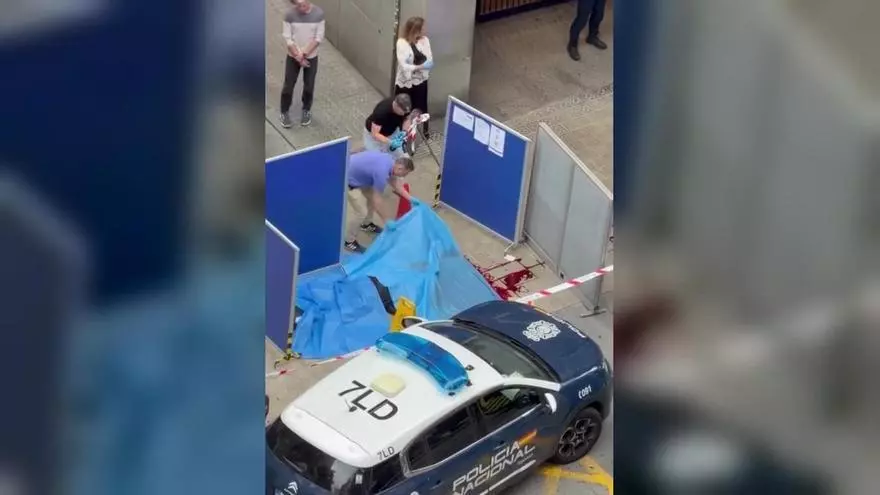 Papa León saludando a los pilotos dentro de la cabina del Airbus A320