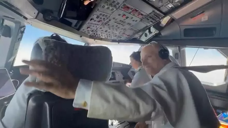 Zona de prensa en la nave central con asientos y pupitres para corresponsales vaticanos