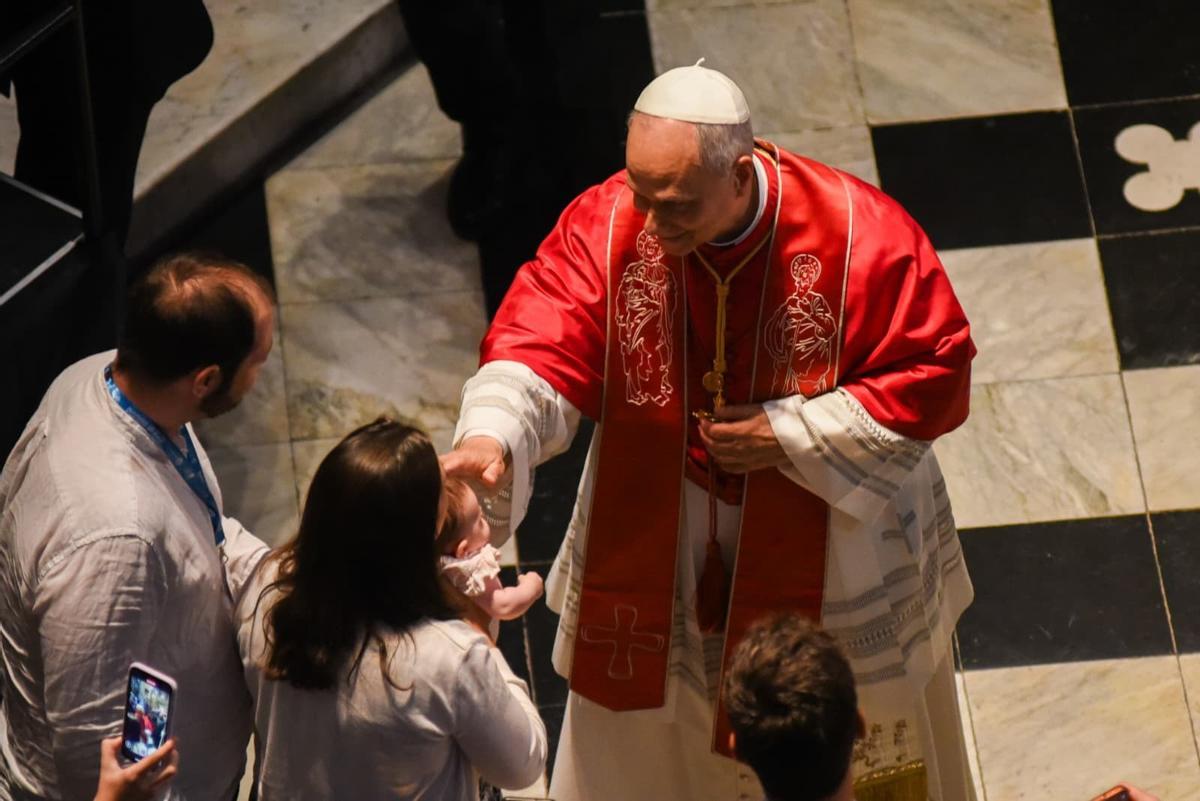 Papa León XIV bendiciendo a un bebé en el Estadio Olímpico de Montjuïc