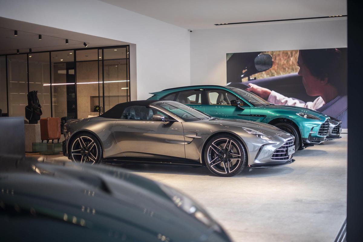 Aston Martin Valhalla presentado en el nuevo concesionario de Barcelona