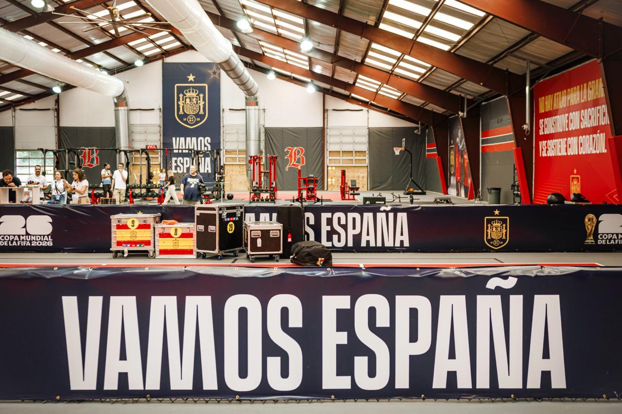 Jugadores españoles entrenando en el campo de hierba de la Baylor School