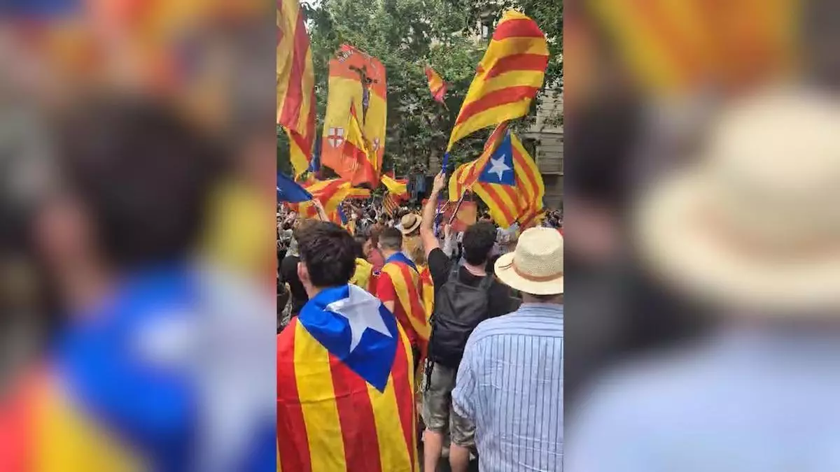 Multitud reunida en la Calle Marina frente a la Torre de Jesús, con pantalla gigante mostrando la transmisión papal