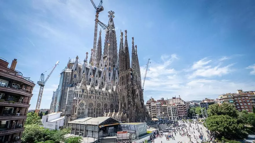 Lona con mensaje al Papa en la calle de Barcelona