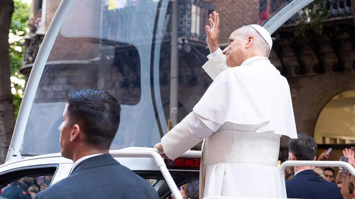 Los reyes de España ocupan el altar principal de la Sagrada Familia, con el Papa Francisco en el fondo