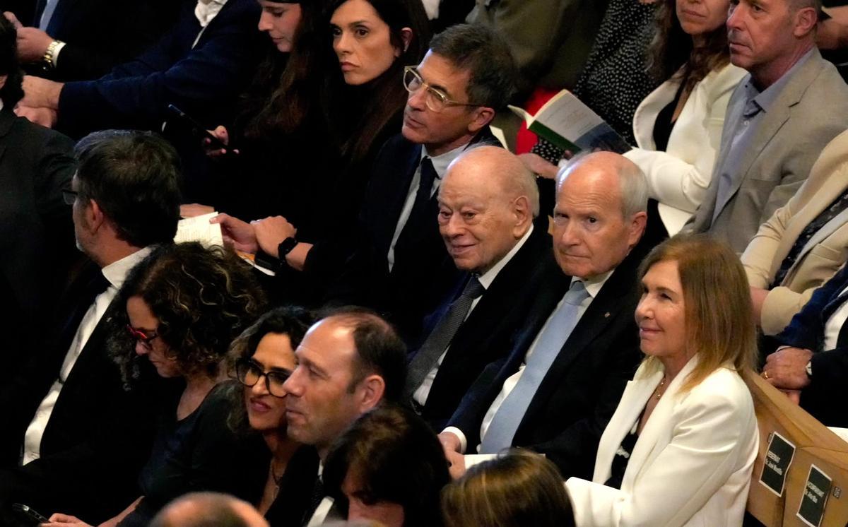 Reyes Felipe VI y Letizia, presidente Pedro Sánchez y presidente de la Generalitat Salvador Illa entre la multitud durante la misa del Papa en la Sagrada Família