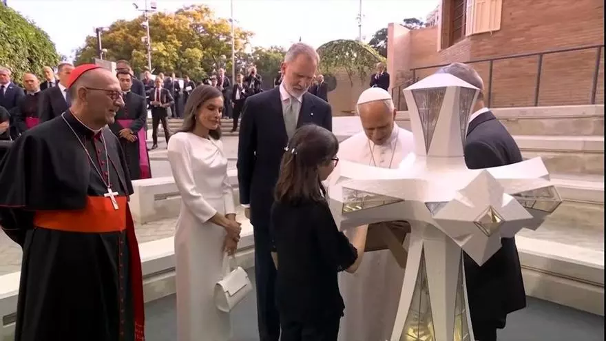 Policía Nacional revisando accesos en la Sagrada Família durante la visita del Papa