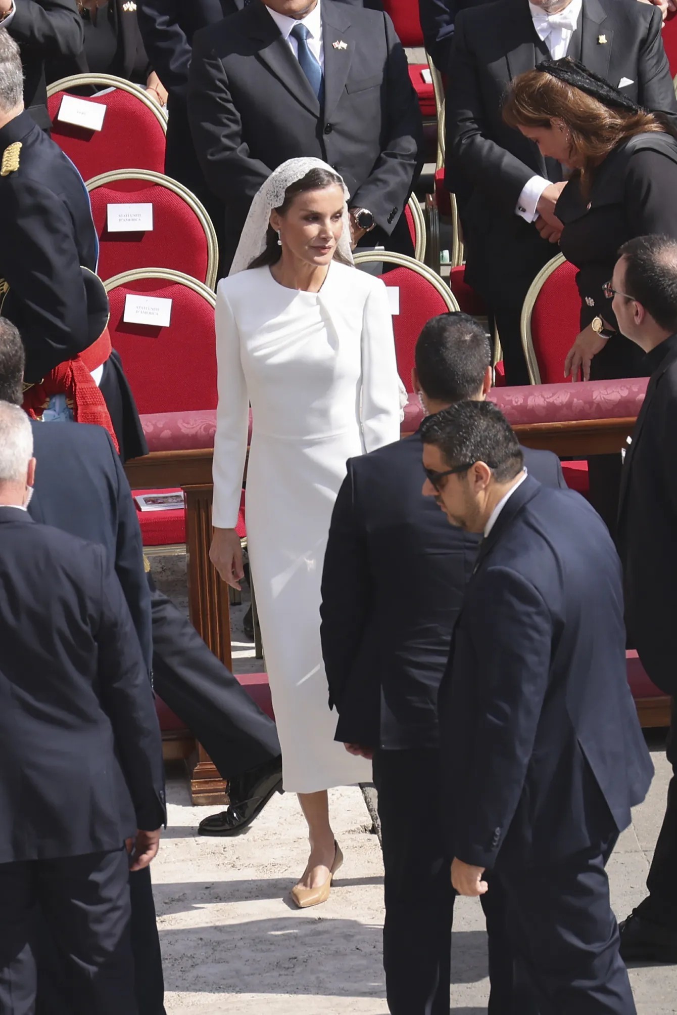 Reina Letizia en la Sagrada Familia con vestido blanco de Redondo Brand
