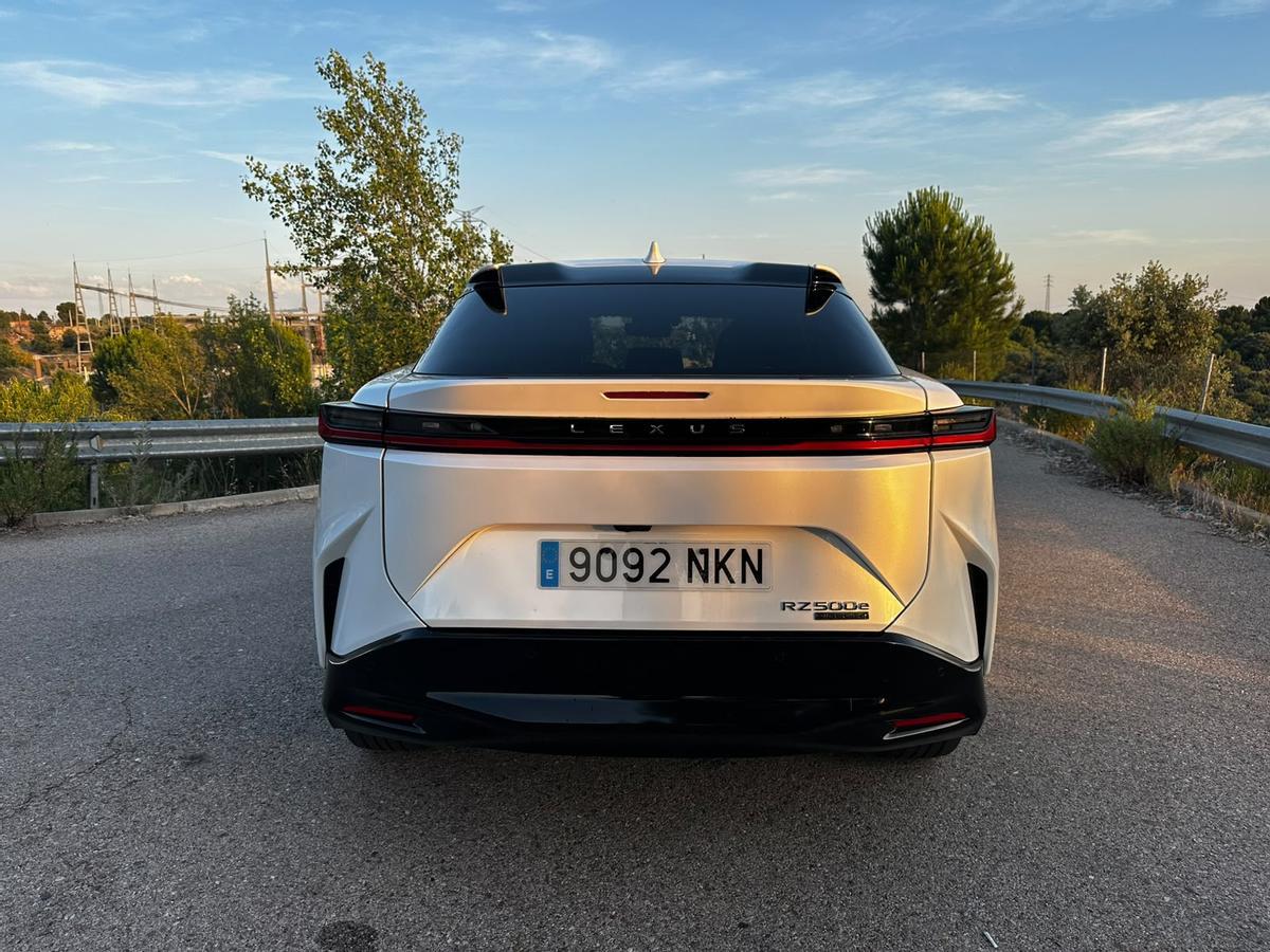 Lexus RZ 500e en presentación oficial, mostrando su diseño exterior con parrilla cerrada y llantas de 20 pulgadas