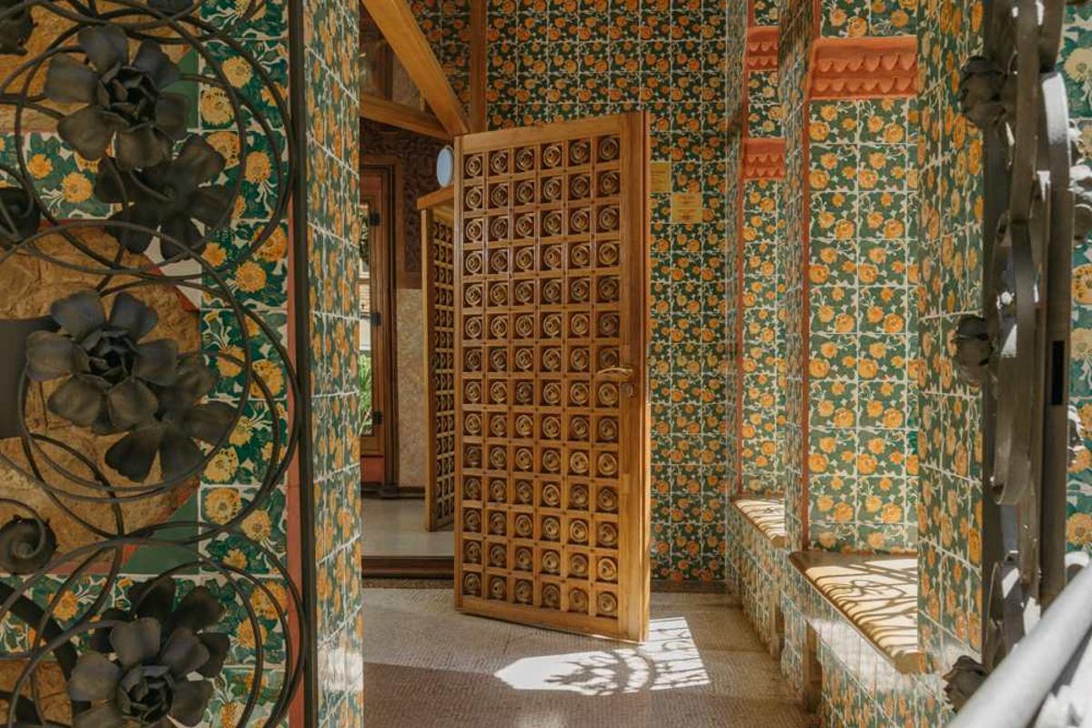 Fachada de Casa Vicens con cerámica policromada y detalles orientales