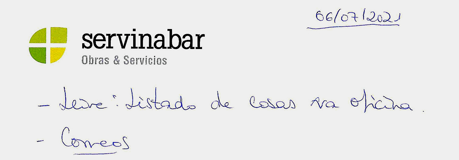 Leire Díez firmando documentos en la sede de Servinabar el 6 de julio de 2021