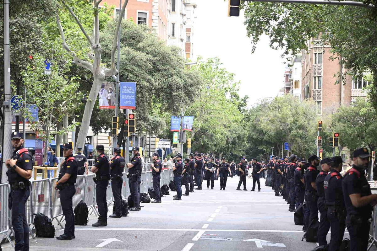 Papa León XIV saludando a los asistentes en la vigilia del Estadi Olímpic