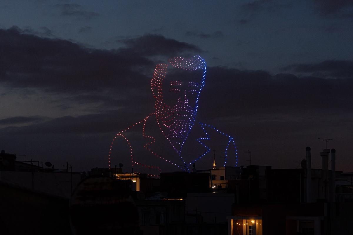Papa León XIV en la Sagrada Família rodeado de drones que proyectan la imagen de Gaudí