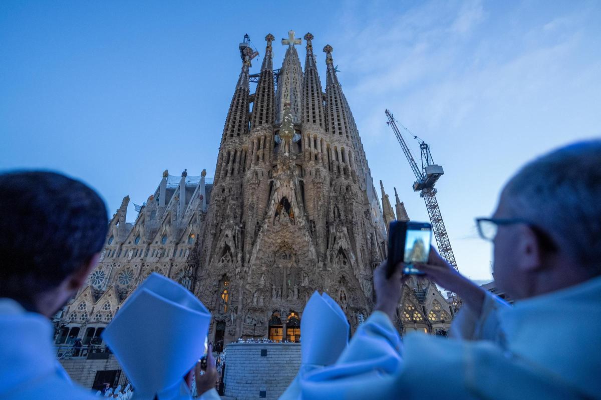 Drones proyectando la figura de Antoni Gaudí sobre la Sagrada Família