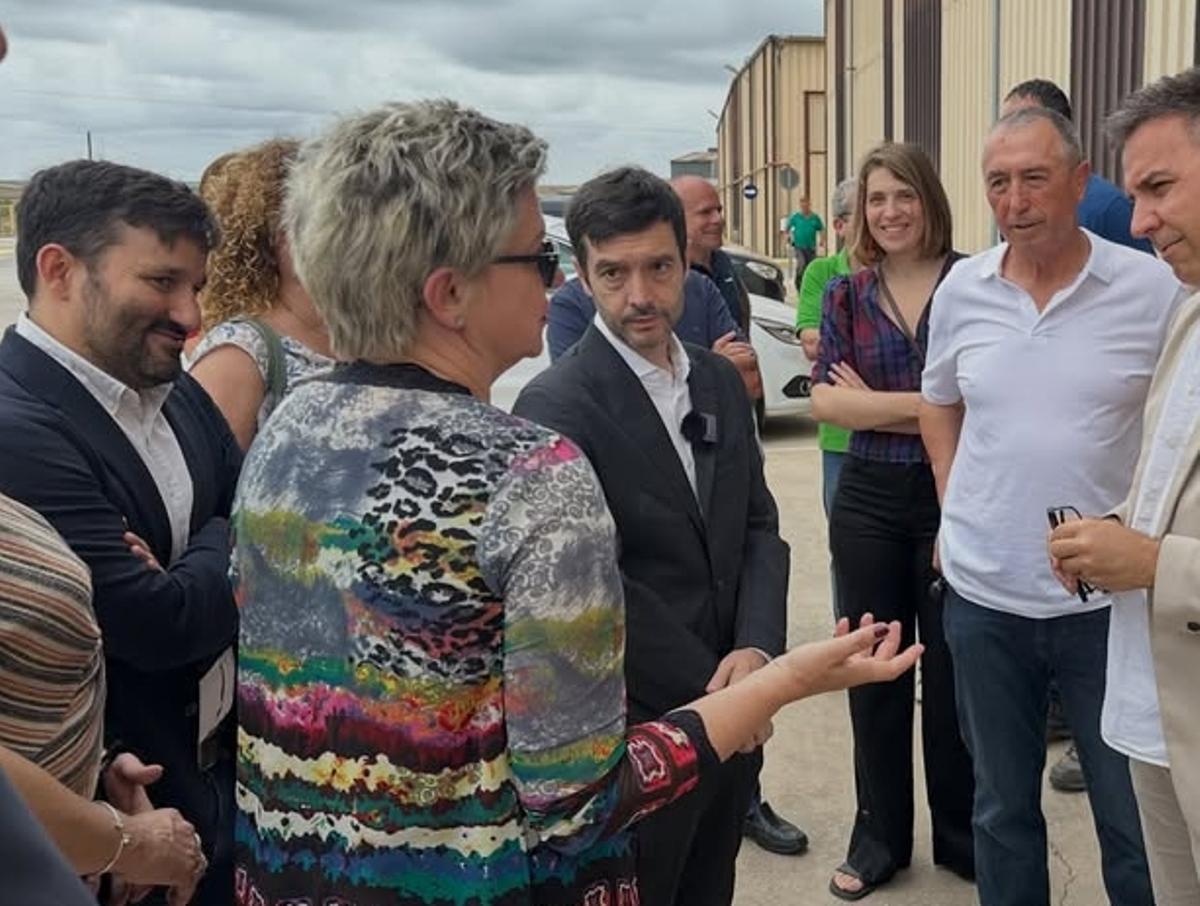 Ministro Pablo Bustinduy hablando con representantes sindicales y la portavoz de Compromís en Valencia
