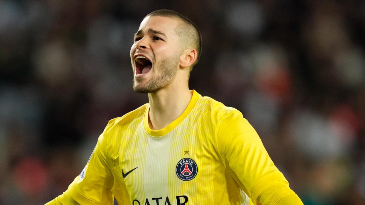 Portero Lucas Chevalier del PSG en acción