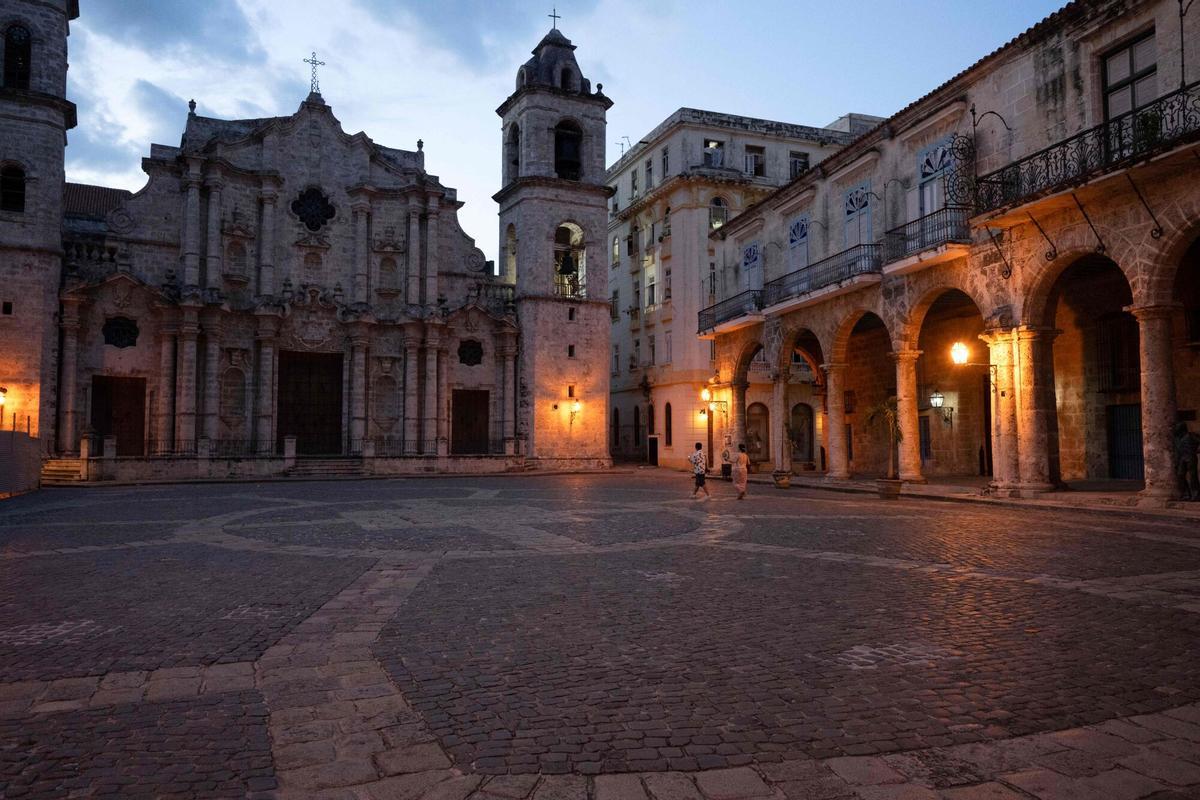 Foto de una calle vacía en La Habana con edificios bajo el sol abrasador