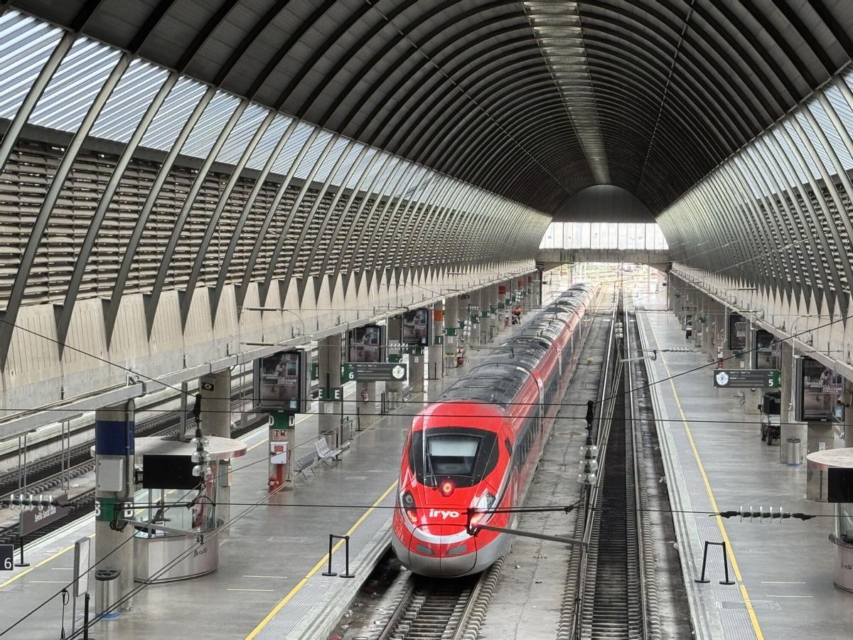 Trenes de alta velocidad de Renfe, Ouigo e Iryo en la estación de Sants, Barcelona