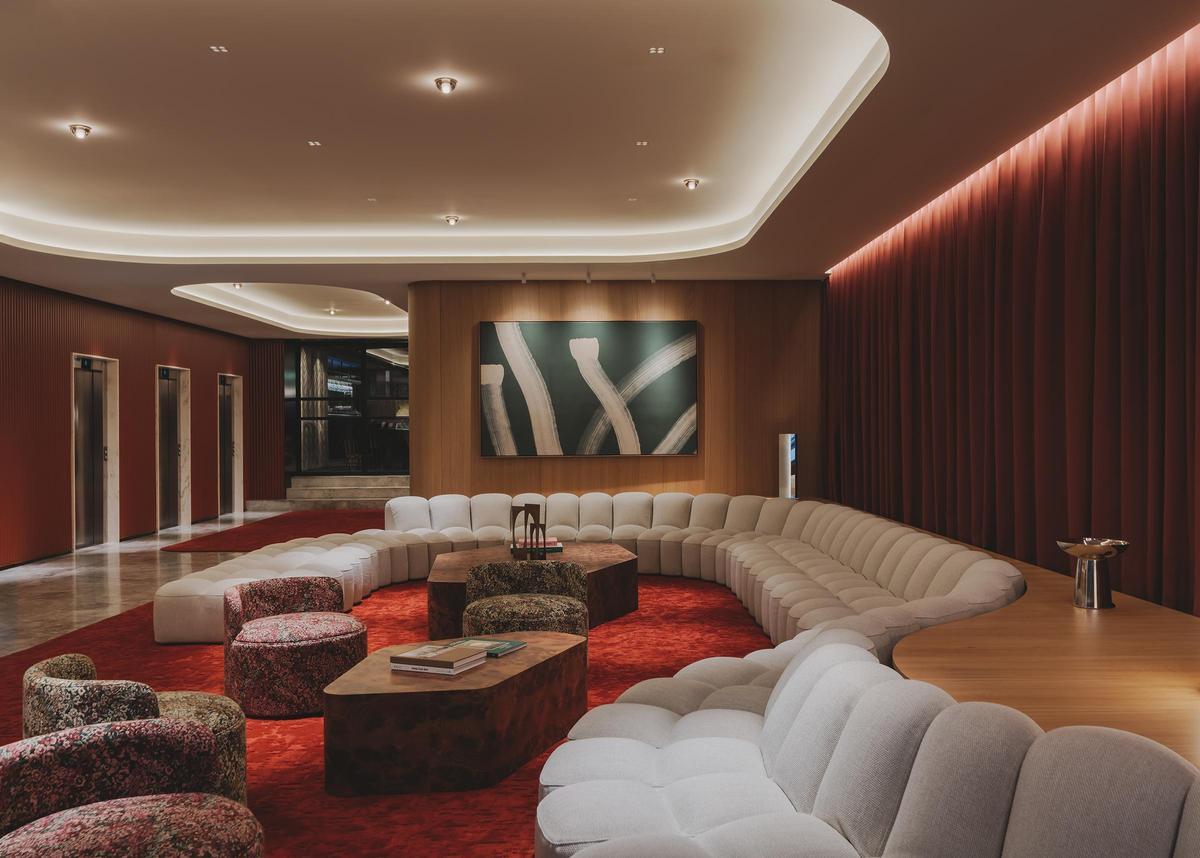 Suite del Catalonia Boulevard con decoración de estilo cosmopolita y detalles de diseño catalán