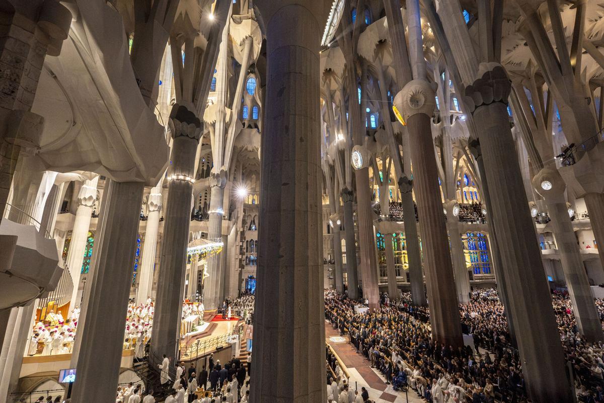 Vista panorámica de la Sagrada Família iluminada durante la bendición, con la multitud observando