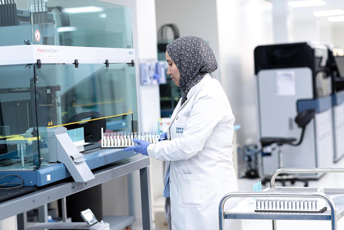 Oficina central de Grifols Egypt cerca de El Cairo, con personal trabajando en la zona de donación de plasma