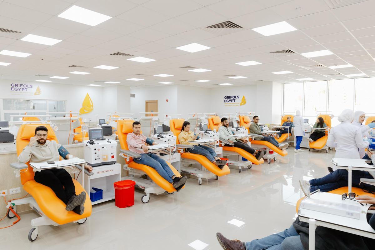 Técnica de laboratorio de Grifols Egypt manipulando una muestra de plasma en un entorno controlado