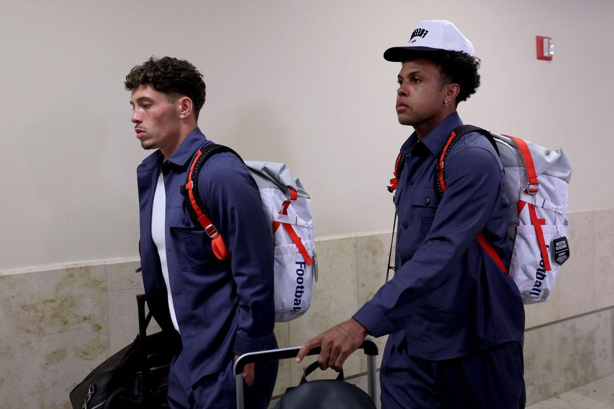 Sebastián Berhalter y Weston McKennie llegan al aeropuerto John Wayne en Santa Ana, California