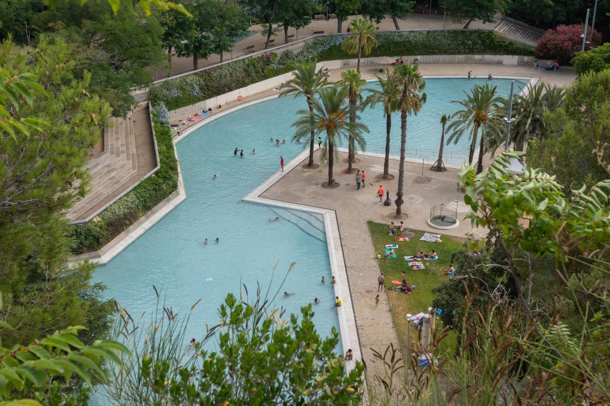Vista panorámica de la Piscina Municipal de Montjuïc con el horizonte de Barcelona al fondo