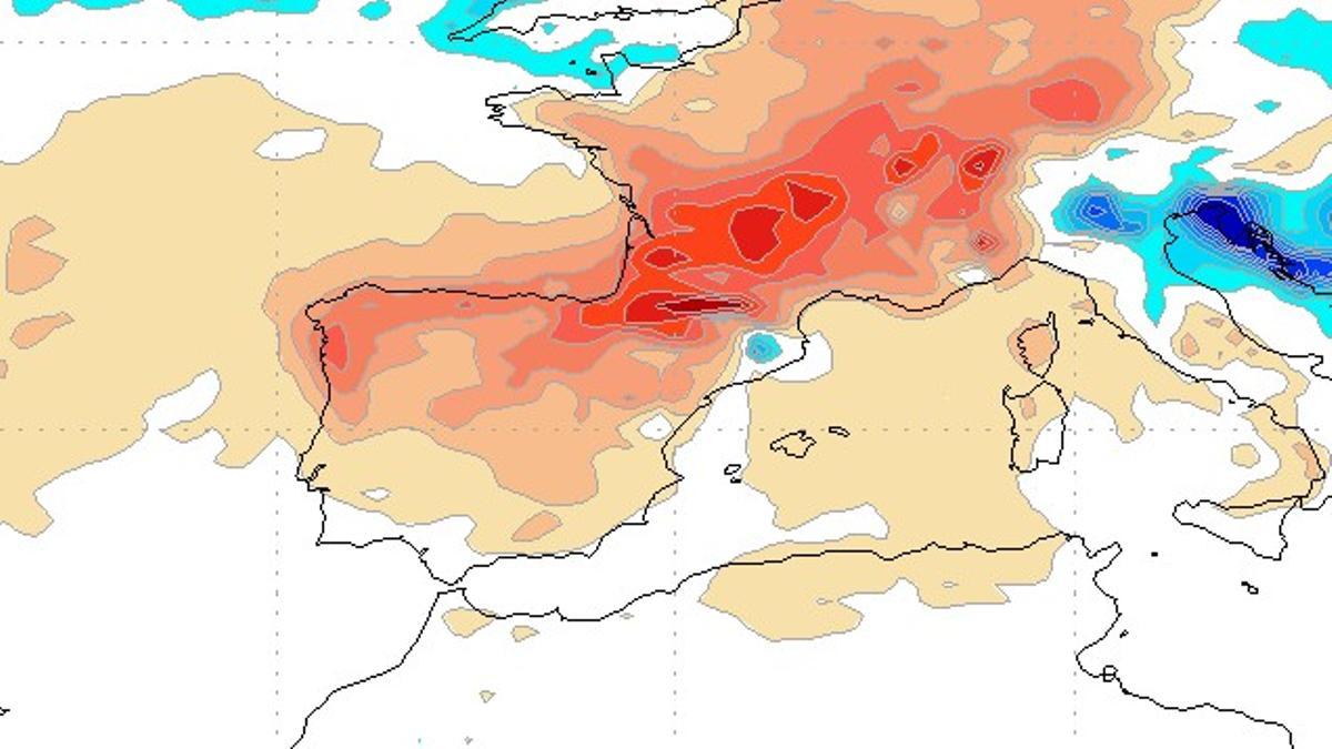 Mujer abanicándose por el calor en Barcelona
