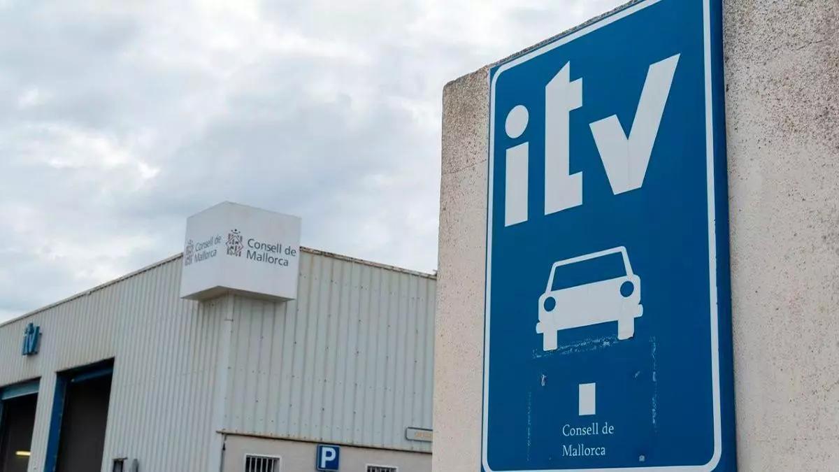 Inspección ITV con técnico revisando vehículo