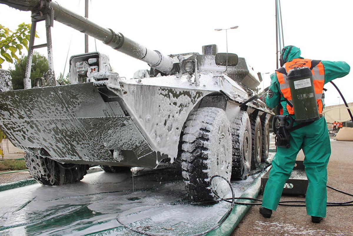 Soldado del Regimiento NBQ 1 del Ejército de Tierra en ejercicio de campo