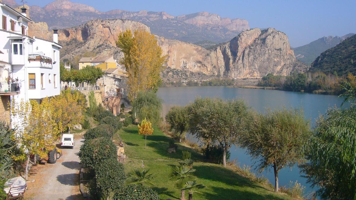 Vista panorámica del embalse de Sant Llorenç de Montgai con montañas al fondo