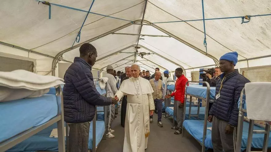 Autoridades locales y religiosos acompañando al Papa durante su visita a Tenerife