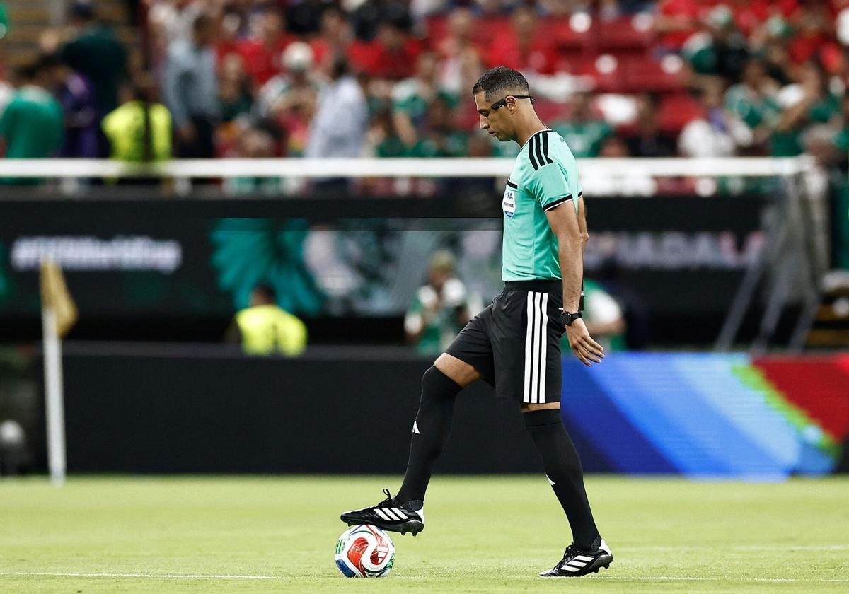Árbitro brasileño Wilton Sampaio mostrando una tarjeta roja en el partido inaugural del Mundial 2026 entre México y Sudáfrica