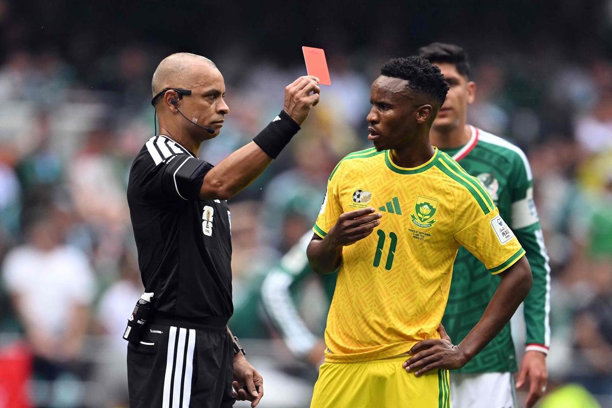 Árbitro egipcio Amin Mohamed Omar durante el encuentro Corea del Sur vs República Checa en el Mundial 2026